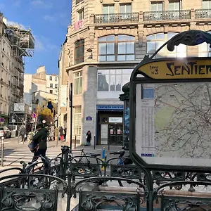 Ideally Located And Atypical In , Parigi Francia